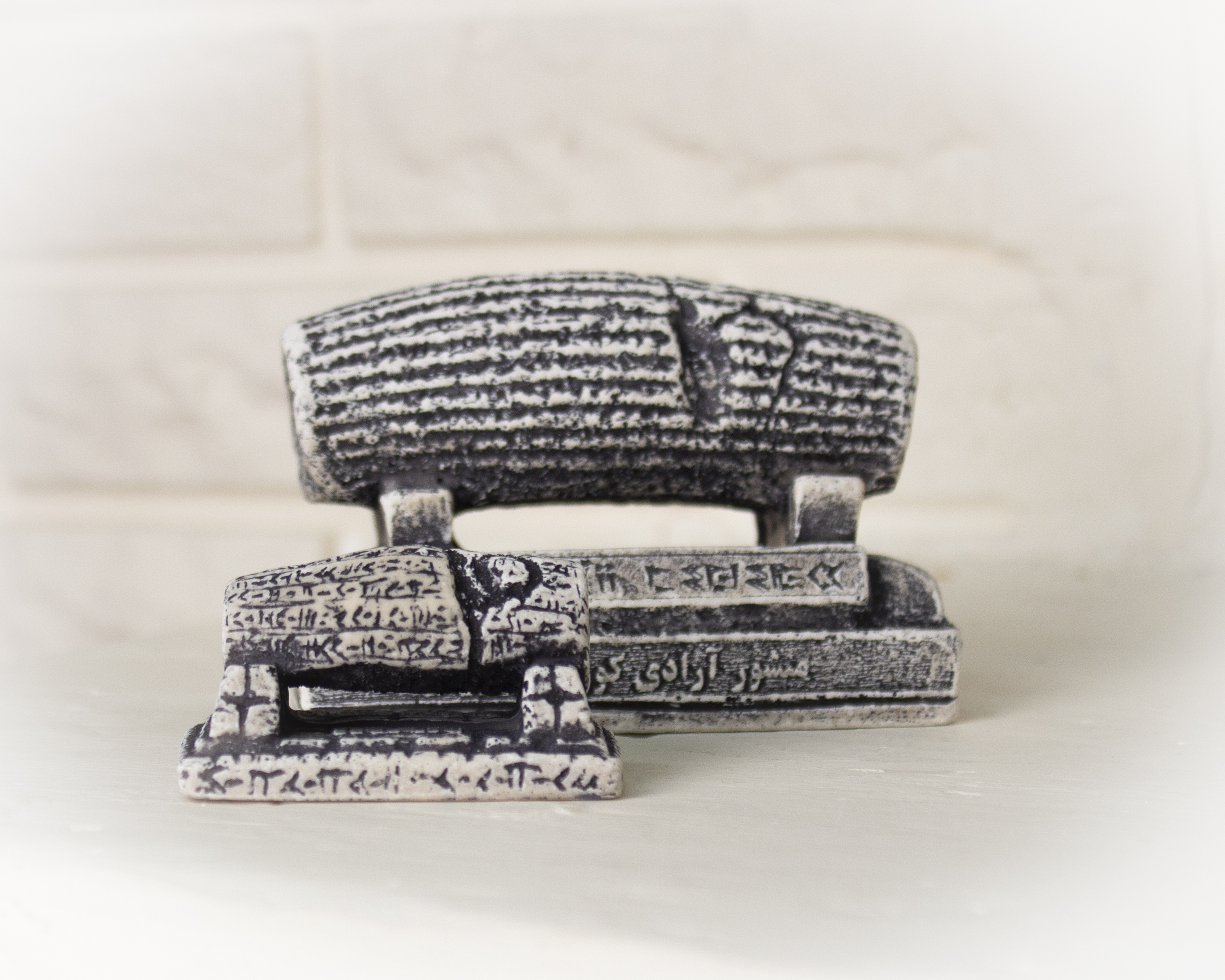 مجسمه سنگی منشور آزادی کوروش کبیر/ هدیه و دکوری شایسته ویترین تاریخی، فرهنگی، میز کار، میز تحریر، اتاق کنفرانس و پذیرایی خانه