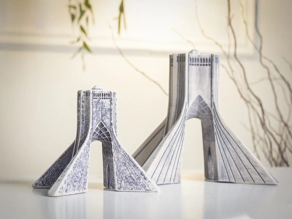 خرید مجسمه سنگی برج آزادی – هدیه خاص و دکوری از برند ارباب مجسمه‌ها