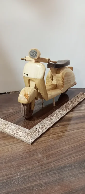 مجسمه دکوری چوبی دست‌ساز | موتور طرح وسپا